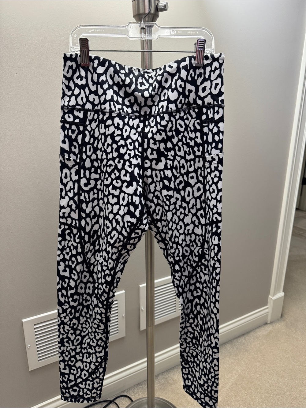 Black & White Leopard Print women Leggings